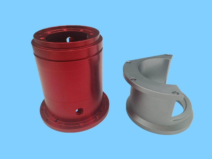Comparison of anodisation type II vs type III aluminum parts showing color and surface thickness differences, including type I chromic acid anodizing reference.